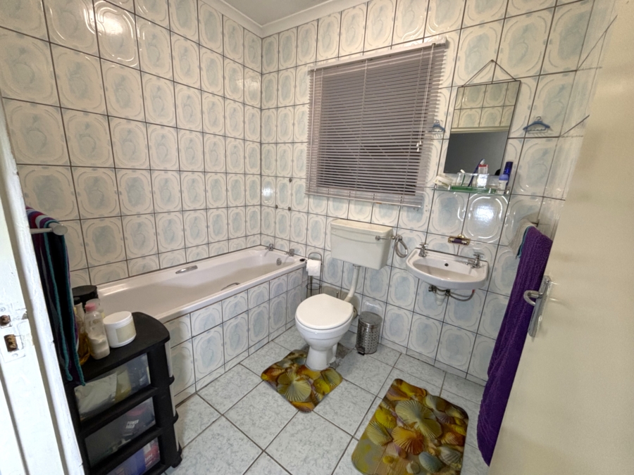 6 Bedroom Property for Sale in Malibu Village Western Cape